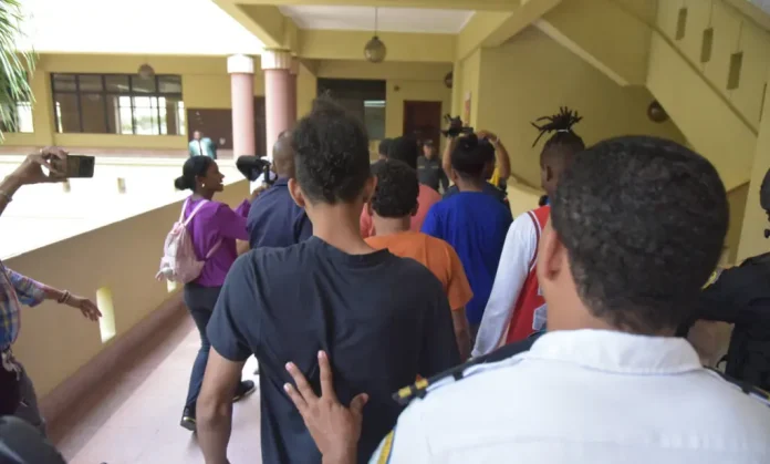 Dictan un año de prisión preventiva a seis acusados de cometer homicidio durante robo a Banreservas