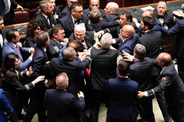 Diputados italianos se pelean a golpes durante una sesión oficial
