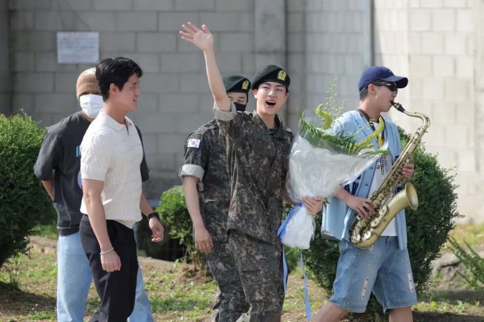 El emotivo reencuentro de Jin con sus compañeros de BTS tras concluir su servicio militar
