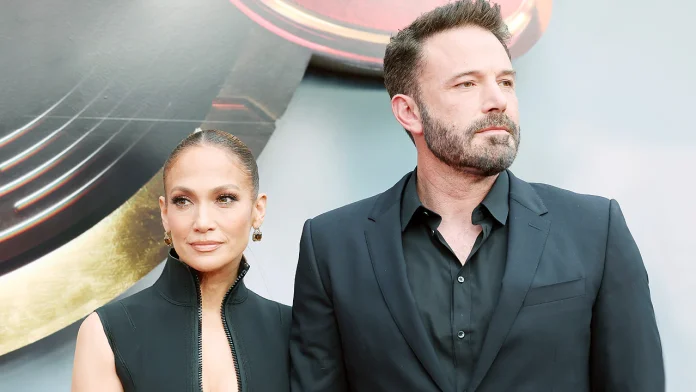Jennifer Lopez y Ben Affleck, de nuevo juntos (y con alianza) en la graduación del hijo del actor