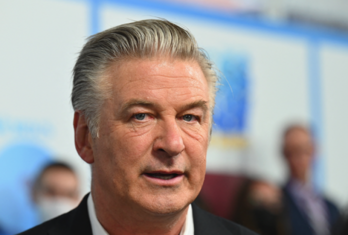 Alec Baldwin violó “reglas fundamentales” de seguridad en el set, afirma Fiscalía