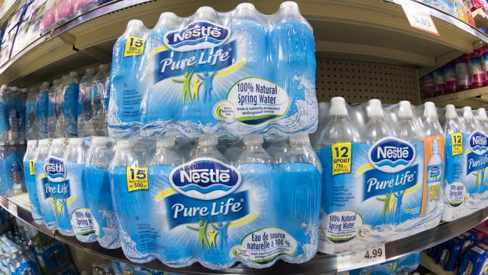 Acusan a Nestlé de vender agua contaminada con heces en Francia durante al menos 15 años
