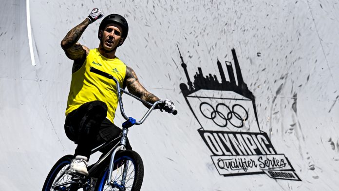 Juegos Olímpicos l Desconocidos violentan furgoneta del equipo del ciclista Logan Martin