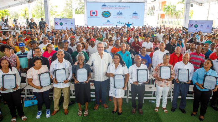 Presidente Abinader entrega certificado de título número 100 mil
