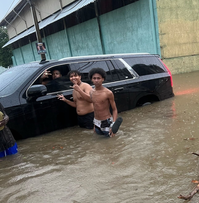 Vehículo de Shelow Shaq queda atrapado en medio de inundación
