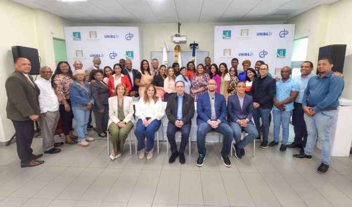 BCRD cierra diplomado en economía para comunicadores en Baní