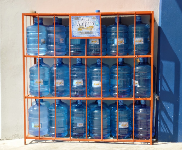 ProConsumidor sancionará comercios que exponen botellas de agua al sol