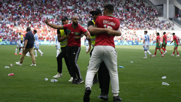 Juegos Olímpicos | Invasión de campo y polémico arbitraje marcan debut de Argentina