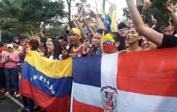 Venezolanos en República Dominicana celebran victoria de la oposición en elecciones