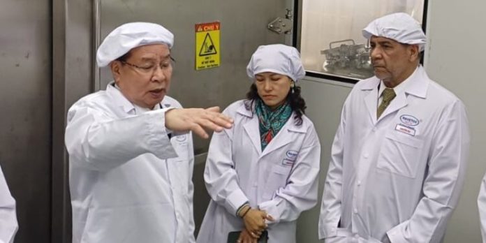 Delegación dominicana visita en Vietnam laboratorio pionero en la vacuna contra la PPA