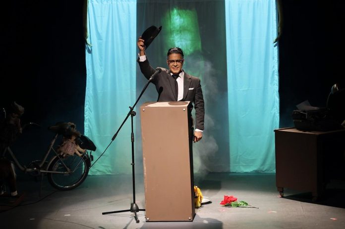 Obra teatral “El Gallo” llega a Santiago