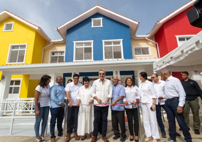 Abinader inaugura dos CAIPI en Santo Domingo Este