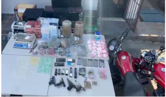 Arrestan a cinco hombres y ocupan 467 porciones de drogas y cinco pistolas