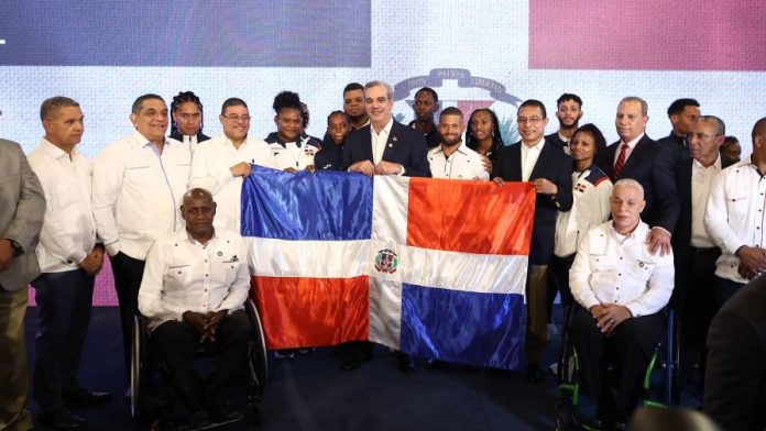 Abinader entrega Bandera a representación de atletas que irán a Olimpiadas de París 2024