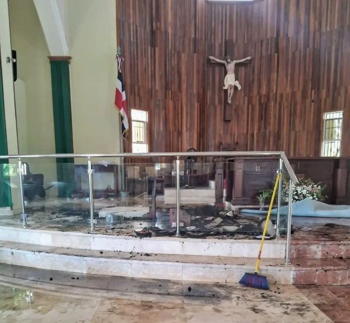Investigación revela niños de entre 6 y 9 años fueron quienes incendiaron iglesia en Maimón