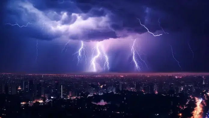 Indomet exhorta ciudadanos a evitar lugares al aire libre durante tormentas eléctricas