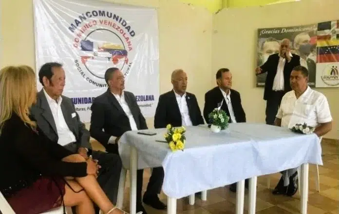 Santo Domingo.- El Movimiento Mancomunidad Dominico venezolana llama a los pueblos del mundo a unirse en favor de que se respete la voluntad del pueblo de Venezuela. El presidente del Movimiento José Alberto Pérez califica de alarmante la situación de Venezuela debido a la represión a que están sometidos por el régimen de Nicolás Maduro. Expresó que en Venezuela hay unos 3000 detenidos solo por haber hecho protestas pacíficas en contra de los resultados que dan como ganador a Nicolás Maduro. Manifestó que todos los organismos incluyendo los estamentos militares están controlados por Nicolás Maduro. Durante un encuentro también hablaron representantes de las iglesias católicas y evangélicas quienes mostraron solidaridad con los venezolanos. Tito Reyes, quien es obispo expresa su solidaridad con el pueblo de Venezuela y respalda la posición del presidente Luis Abinader donde solicita que el Consejo Nacional Electoral presente las actas de las elecciones del 28 de julio. Mientras que el dirigente de las iglesias evangélicas Daniel De los Santos afirmó que están unidos en oraciones para que los pueblos del mundo se pongan a una en pos de que Venezuela tenga el gobierno que se merece como las demás naciones. El Movimiento Mancomunidad Dominico Venezolana anunció el inicio de recolección de firmas para declarar González Urrutia como presidente.