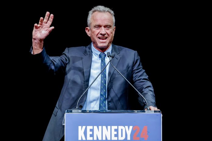 Robert F. Kennedy Jr suspende campaña y anunció su apoyo a Donald Trump