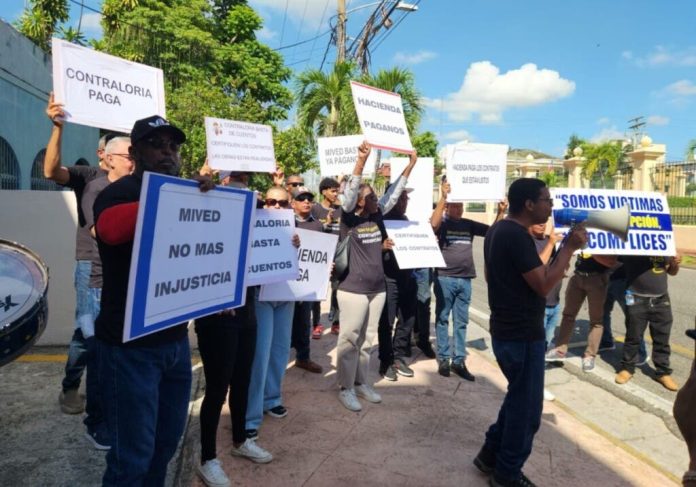 ''No querer pagar también es corrupción'' | Ingenieros protestan en demanda de unos RD$ 400 mill. por trabajos en hospitales