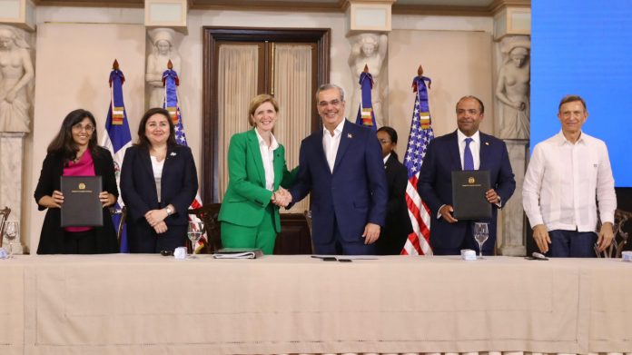 El anuncio fue hecho en el Palacio Nacional, en una ceremonia encabezada por el presidente Luis Abinader