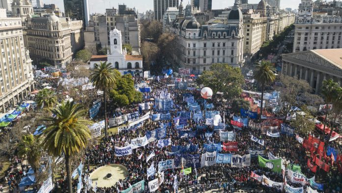 Organizaciones sociales marchan en Argentina contra las 