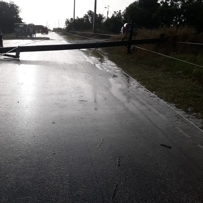 Tornado derriba cuatro postes del tendido eléctrico y afecta línea de 69 kilovatios en San Juan