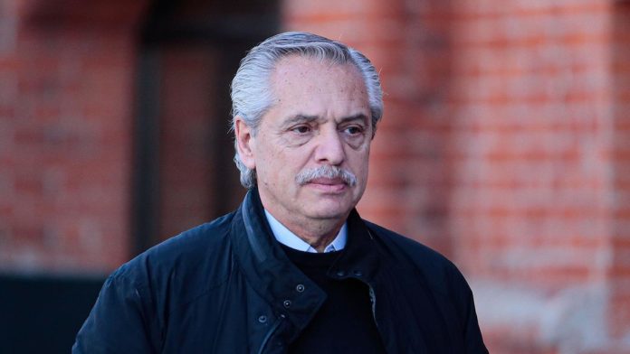 Alberto Fernández aporta testimonio de niñera en acusación por violencia de género