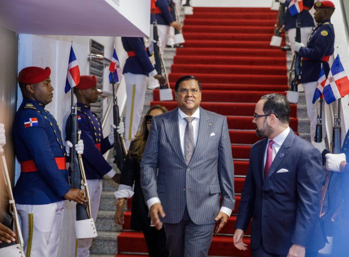 Llega al país presidente de Suriname Chandrikapersad Santokhi para asistir a juramentación del segundo mandato de Luis Abinader