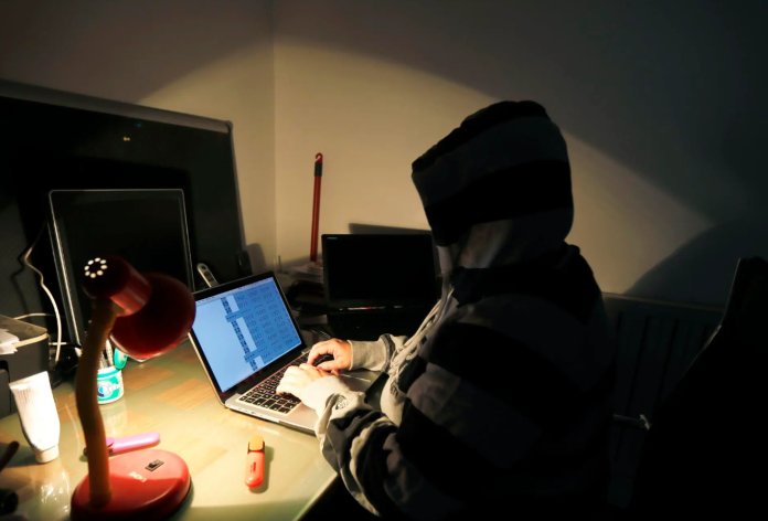 Desmantelan centro de internet supuestamente dedicado a falsear certificados de no antecedentes