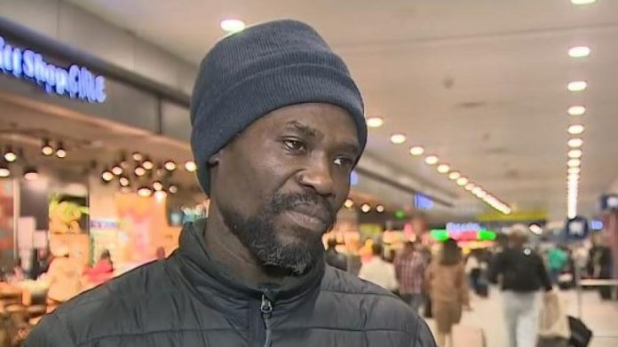 ¡De película! Haitiano lleva más de un año varado en un aeropuerto de Chile