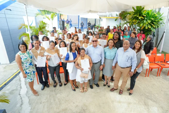 Infotep entrega certificados de capacitación a 27 jóvenes con discapacidad