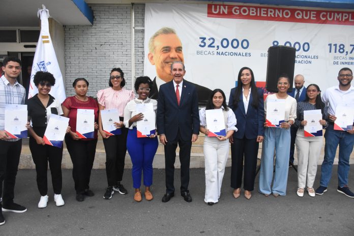 Mescyt entrega becas alumnos que cursarán programas de maestrías