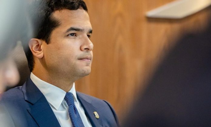 Omar Fernández ataca falta de empatía de las autoridades ante fallo en sistema de semáforos