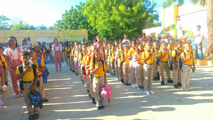 El año escolar 2024-2025 inició este lunes con una asistencia promedio de 83 % de los estudiantes y de 97 % de los docentes.