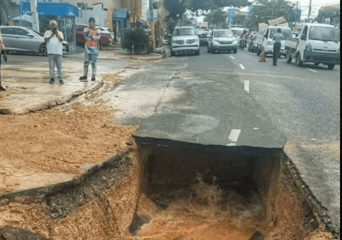Explosión de tubería de agua provoca socavón en avenida San Vicente de Paúl