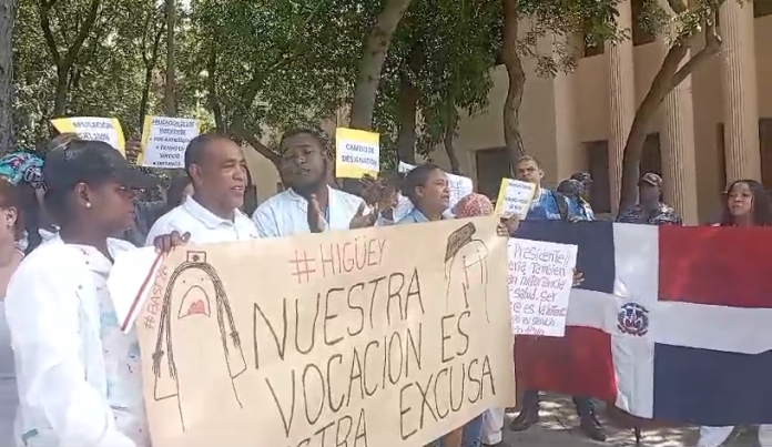 Enfermeros protestan frente al Palacio Nacional, exigen mejores condiciones salariales