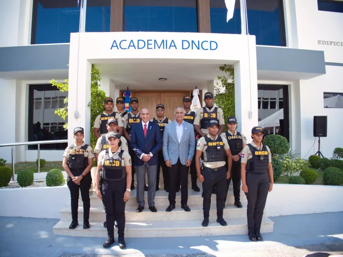 Ejecutivo dispone aumento salarial de hasta 160% para agentes de la DNCD