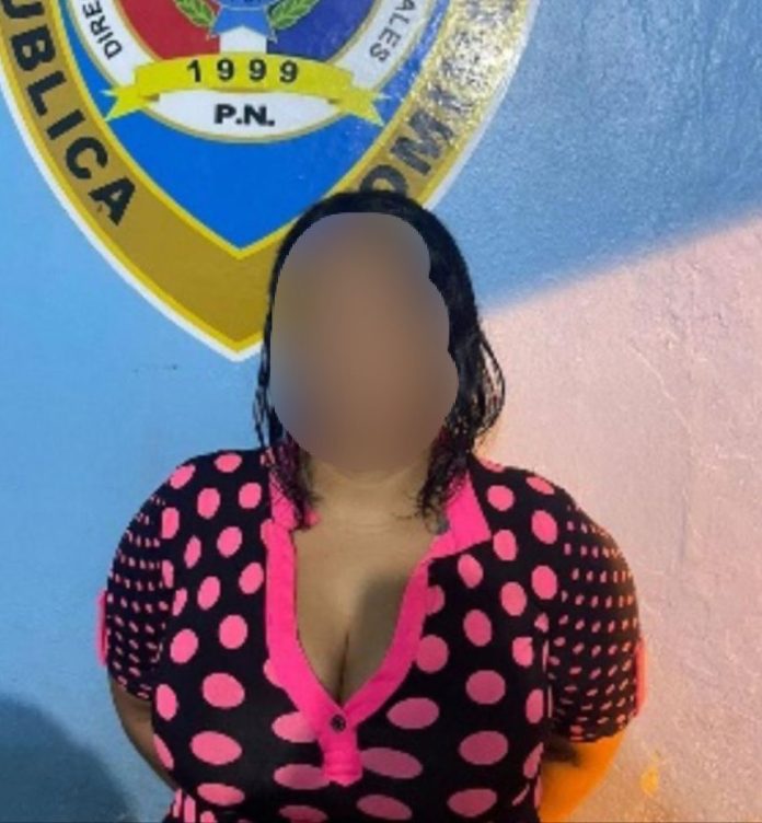 Policía Nacional apresa mujer mediante orden de arresto por robo en Puerto Plata