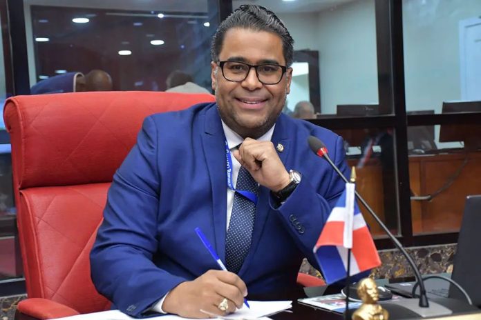 Franklin Rodríguez reintroduce importantes proyectos de ley, entre ellos el del salario 14