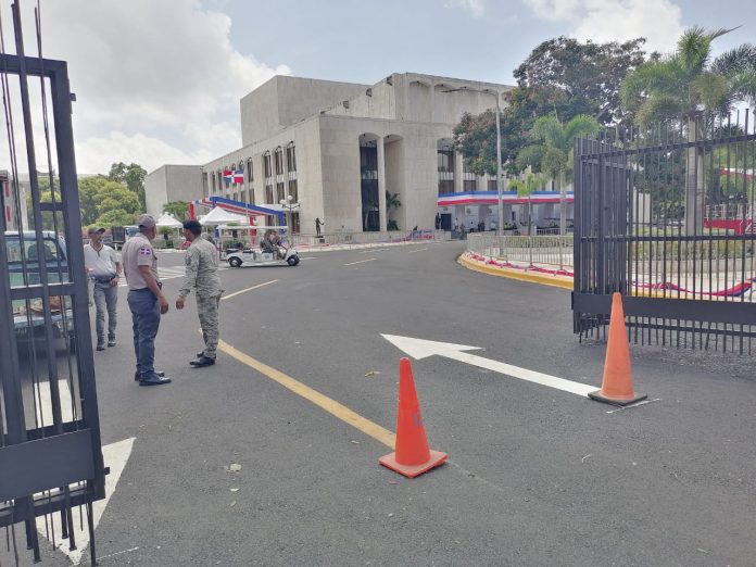 Restringen acceso a la prensa en Teatro Nacional donde será juramentado presidente Abinader