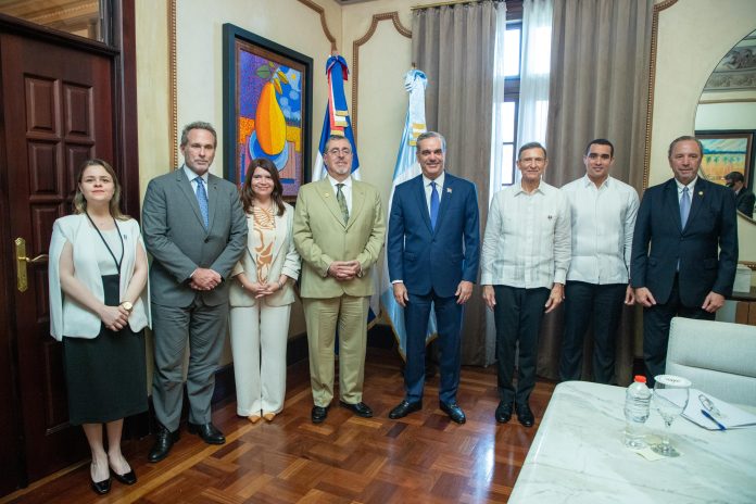 Abinader se reunie con su homólogo de Guatemala, Bernardo Arévalo