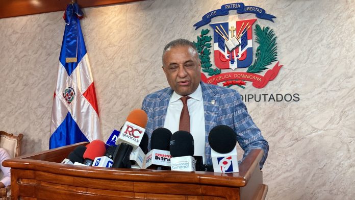 Diputado del PRM propone reducir la cantidad de senadores y gobernadores