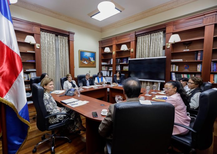 Vicepresidenta y ministro Atallah se reúnen con gremios de salud para buscar soluciones a demandas