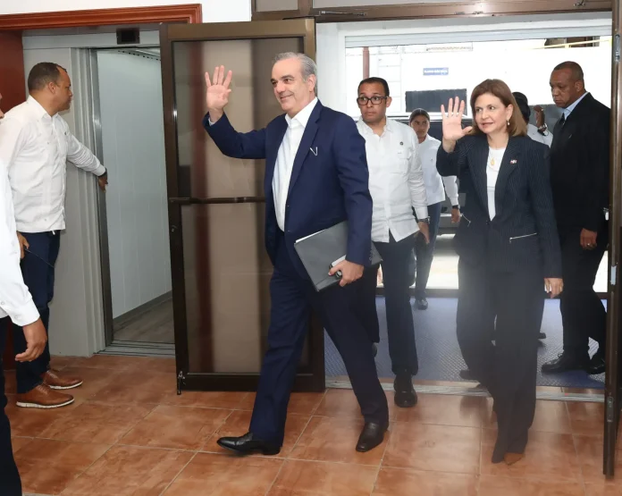 Presidente Abinader y vicepresidenta Peña llegan al PRM para socializar reforma constitucional