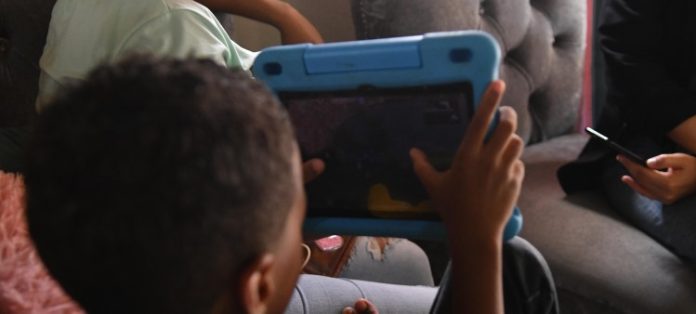 Profesionales de la salud expresan preocupación por altos niveles de adicción a los aparatos tecnológicos