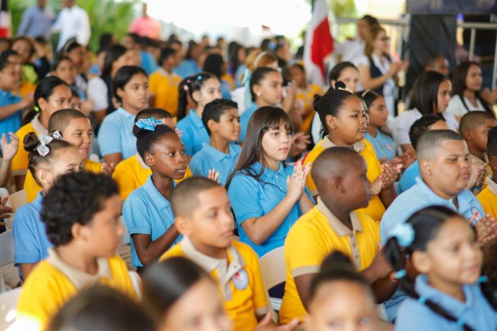 Raquel Peña da inicio al año escolar en Santiago: “Comienza una nueva etapa de aprendizaje”