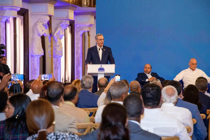 Luis Abinader le responde a Danilo Medina sobre alto riesgo de modificar la Constitución