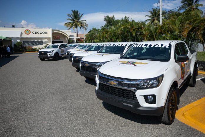 Con inversión mayor a RD$33 mil millones entregan camionetas al CECCOM para reforzar lucha contra comercio ilícito