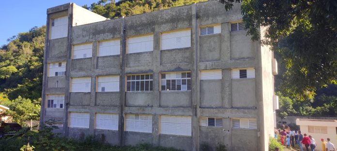 En el Recodo de Azua exigen terminación de liceo Emiliano Custodio