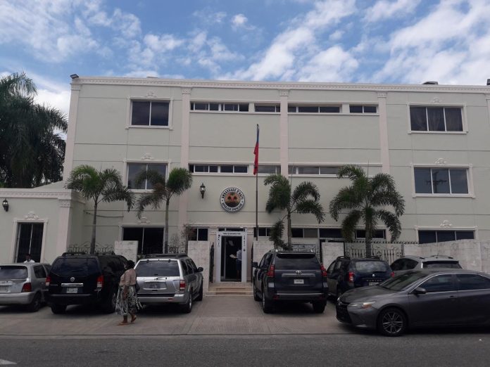 Embajada de Haití en RD afirma no es haitiana mujer que provocó destrozos en hospital de Villa Altagracia